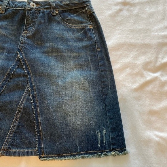 Mudd  Denim Jean Skirt Dark Wash Distressed Ripped Raw Hem Mini Size S (28) - Picture 3 of 9